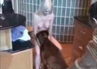 Filthy doggy pounds a dirty babe